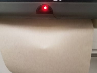 Otomatik kağıt havlu makinesinde kırmızı ışık sensörü