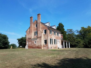 Kırmızı tuğla ev ya da yeşil çimenli ev