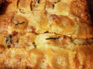 Peynirli makarna ve fırında ravioli.