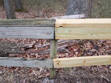 Eski ve yeni ahşap ve kahverengi yapraklarla tırabzan ya da tırabzan