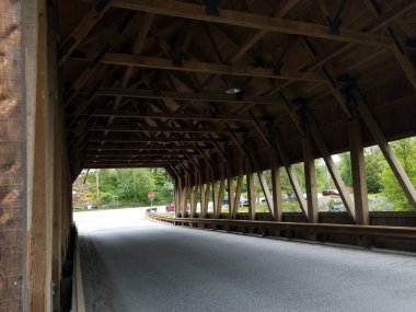 Quechee, Vermont 'ta nehir üzerinde ahşap kaplamalı köprü.