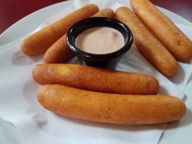 Porto Riko usulü kızarmış mısır, mayonez ve ketçap soslu.