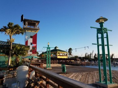 La Guancha 'da, Ponce' da, Puerto Rico 'da kırmızı ve mavi Porto Riko bayrağı ve tahta kaldırımı olan kule.