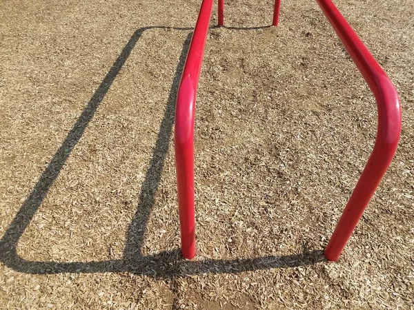 Barras Metal Vermelho Horizontal Parque Infantil Com Costeletas Madeira — Fotografia de Stock