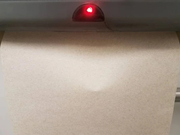 自動ペーパータオルディスペンサー機の赤い光センサー — ストック写真