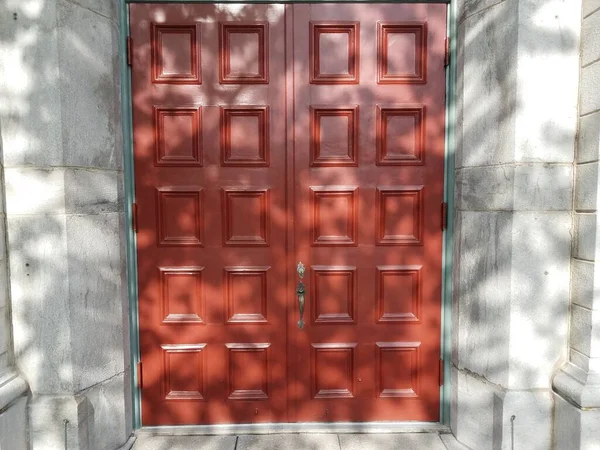 Parede Branca Porta Vermelha Entrada Com Quadrados — Fotografia de Stock