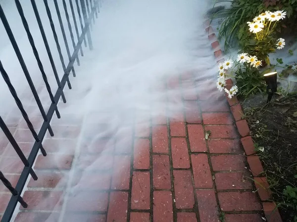 Una Acera Ladrillo Rojo Camino Con Humo Blanco Niebla — Foto de Stock