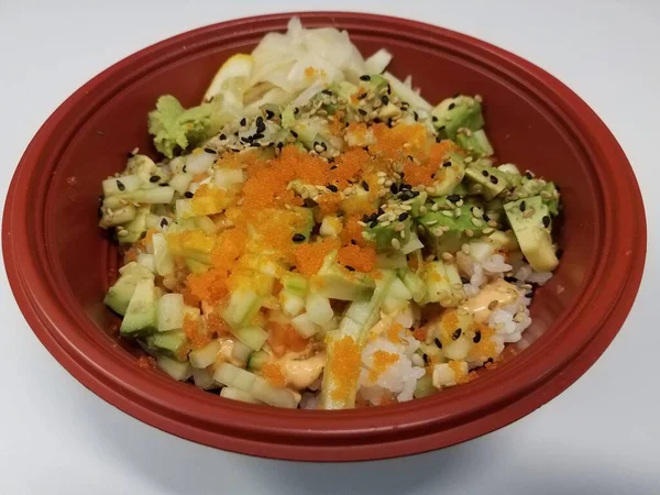 寿司飯 キュウリ アボカド入りの赤丼 — ストック写真