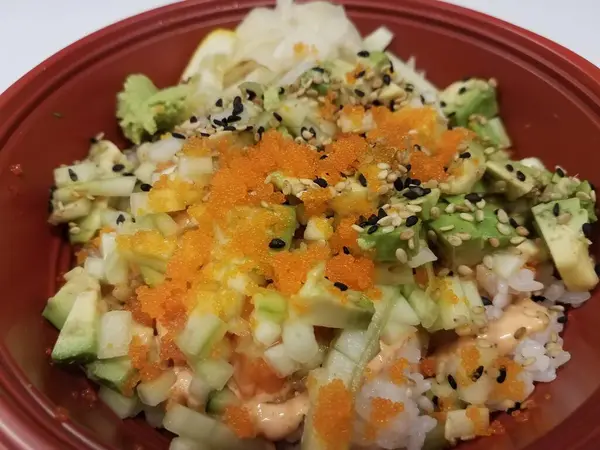 Tigela Vermelha Com Arroz Sushi Pepino Ovos Peixe Abacate — Fotografia de Stock