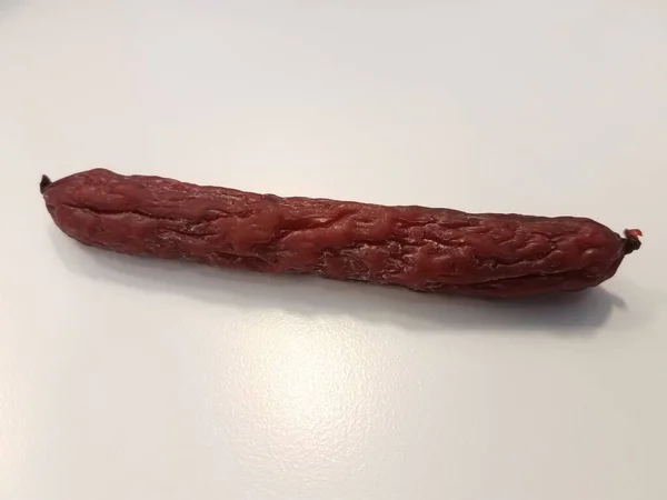 Ein Roter Rindfleisch Stick Snack Auf Einer Weißen Oberfläche — Stockfoto