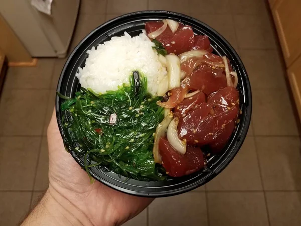 Mão Segurando Tigela Atum Cru Cebolas Algas Verdes Arroz Cozinha — Fotografia de Stock