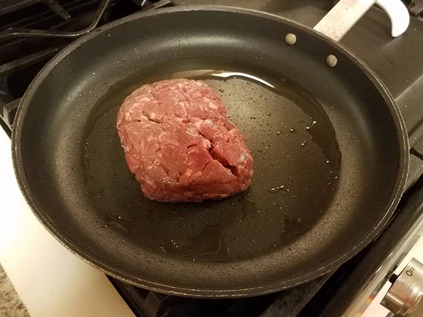 Carne Crua Bife Com Óleo Frigideira Frigideira Fogão — Fotografia de Stock