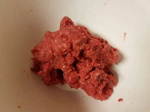 Carne Vacuno Molida Roja Cruda Recipiente Blanco —  Fotos de Stock