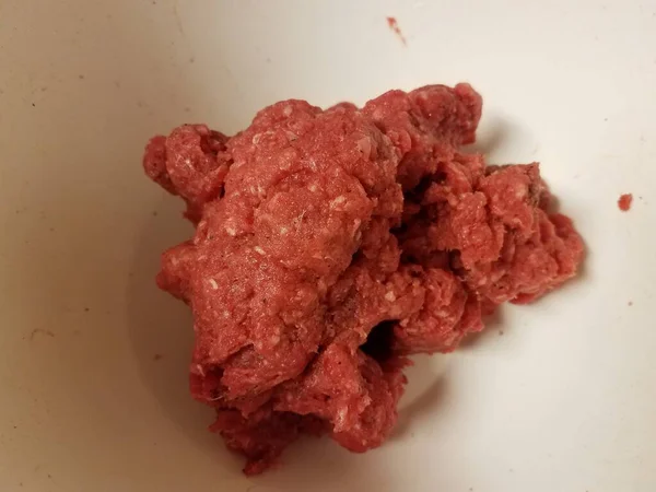 Carne Bovino Crua Vermelha Moída Recipiente Branco — Fotografia de Stock