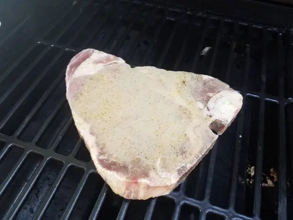 Bife Carne Crua Com Molho Churrasqueira — Fotografia de Stock