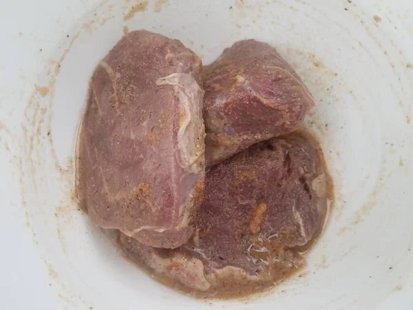 白鉢や容器で味付けした生ステーキ肉 — ストック写真