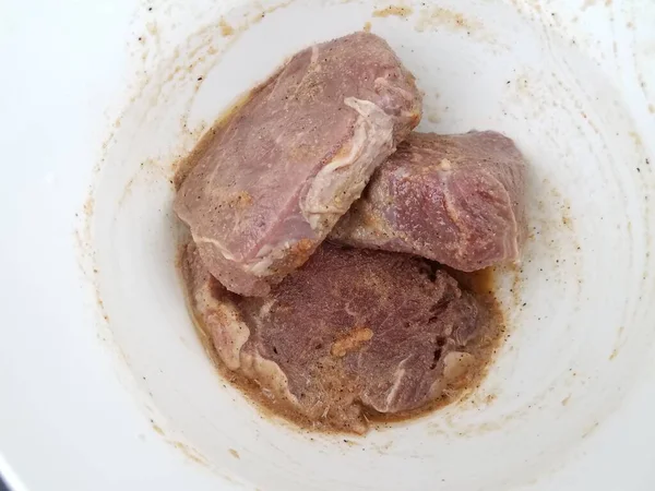 Rohes Steakfleisch Mit Würze Weißer Schüssel Oder Behälter — Stockfoto