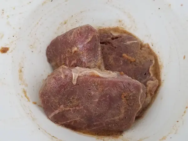 Viande Steak Crue Avec Assaisonnement Dans Bol Récipient Blanc — Photo