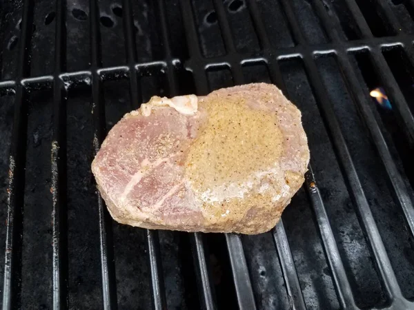 生牛ステーキ肉バーベキューグリルバーソース付き — ストック写真