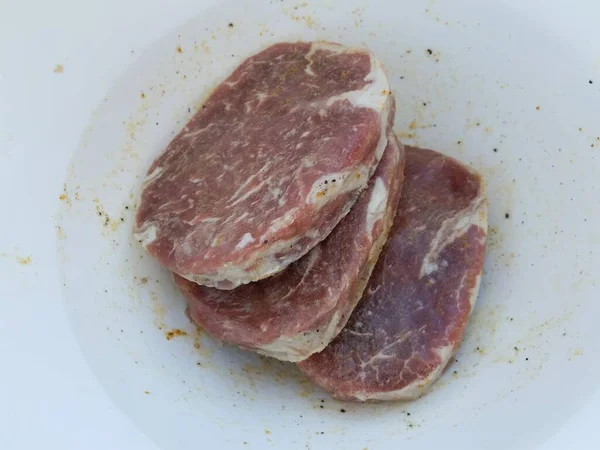 Baharatlandırılmış Çiğ Biftek Beyaz Kasede Sıvı — Stok fotoğraf