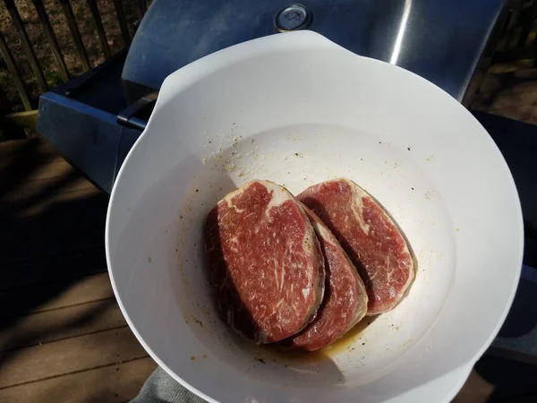 Tres Filetes Carne Cruda Marinando Condimento Líquido Tazón Blanco Que —  Fotos de Stock