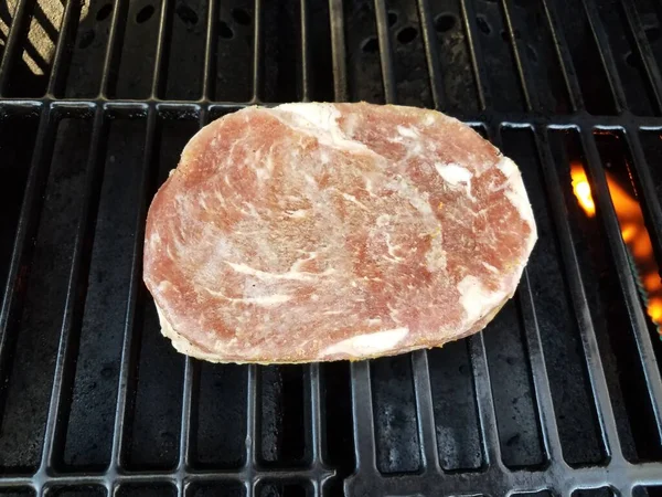 Surowego Mięsa Wołowego Grillowanie Grillu Przyprawą Lub Marynatą — Zdjęcie stockowe