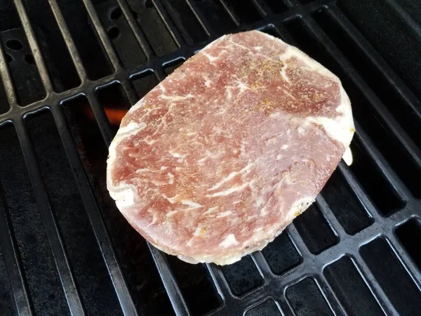 Grilování Syrového Hovězího Masa Grilu Kořením Nebo Marinádou — Stock fotografie