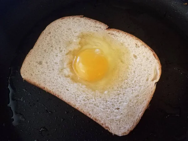 Cuisson Des Œufs Crus Dans Pain Dans Une Poêle Une — Photo