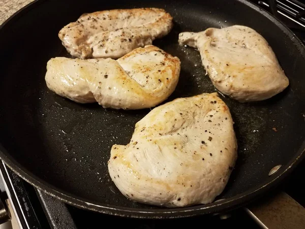 Ωμό Κρέας Στήθους Κοτόπουλου Μαγείρεμα Στο Τηγάνι Λάδι — Φωτογραφία Αρχείου