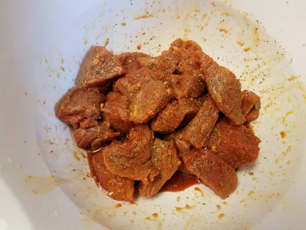 Carne Cruda Condita Una Ciotola Bianca Contenitore — Foto Stock