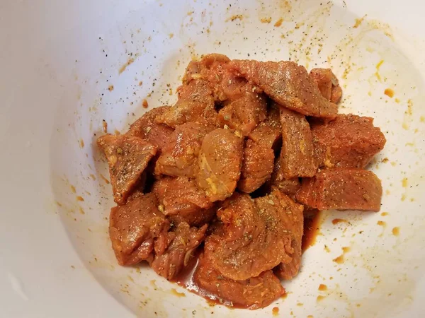 Carne Crua Temperada Uma Tigela Recipiente Branco — Fotografia de Stock