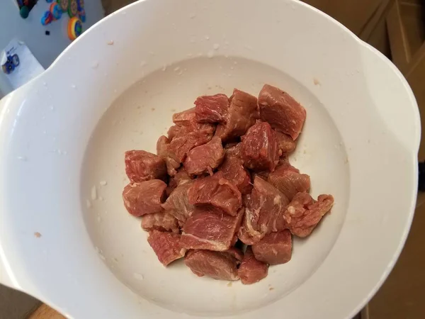 Rått Rött Kött Nötkött Vit Skål Eller Behållare — Stockfoto