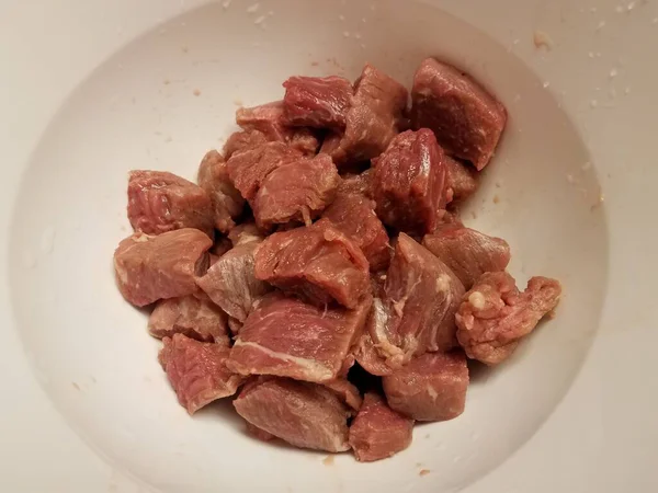 Carne Vermelha Crua Tigela Branca Recipiente — Fotografia de Stock