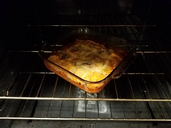 オーブンのガラス容器にチーズ入り熱々のラビオリ — ストック写真