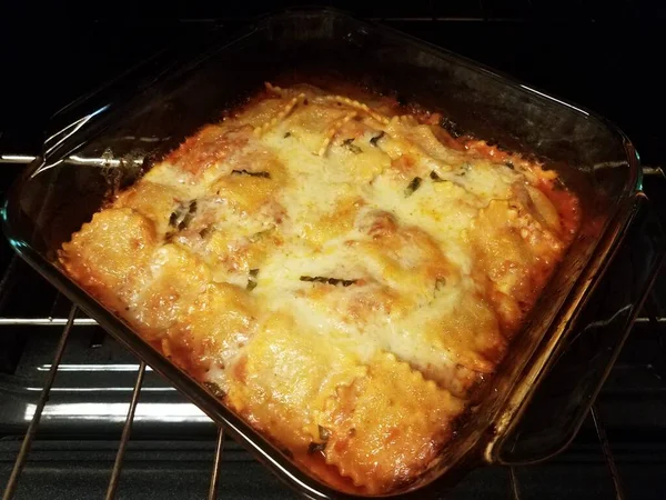 Ravioles Calientes Con Queso Recipiente Vidrio Horno —  Fotos de Stock