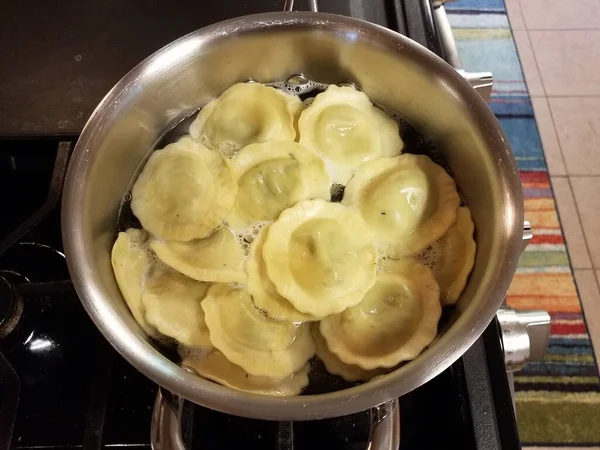 Fırında Sıcak Suda Ravioli Pişirilmiş Makarna — Stok fotoğraf