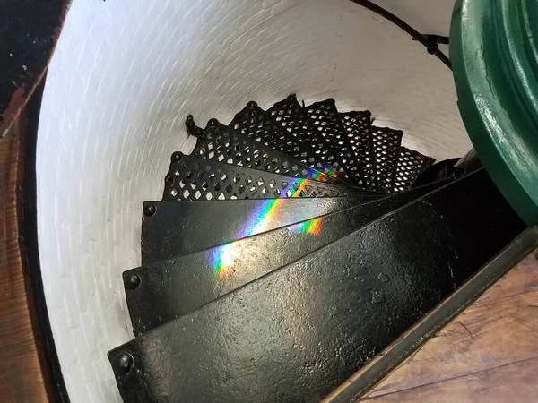 Bunter Regenbogen Auf Eisernen Metalltreppen Zum Leuchtturm — Stockfoto