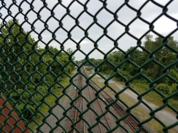 Blick Durch Löcher Metallzaun Auf Bahngleise — Stockfoto