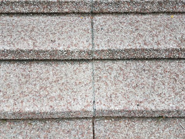 розовый и белый кварцевые каменные ступени снаружи
