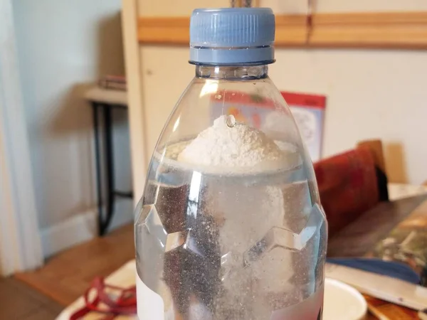 蛋白质粉堆在塑料水瓶中溶解 — 图库照片