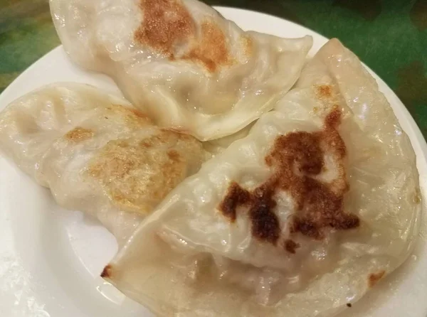 Drei Chinesische Kartoffelaufkleber Oder Fleischklößchen Auf Einem Teller — Stockfoto