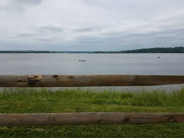 Potomac River Green Grass Wood Fence — Stock Photo, Image