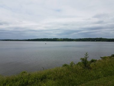 Potomac nehri, yeşil çimenler ve bir ahşap çit.
