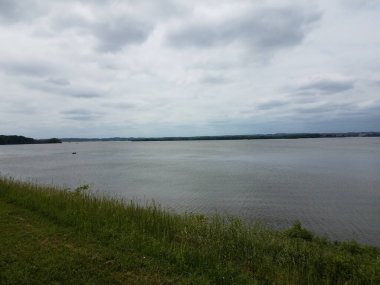 Potomac nehri, yeşil çimenler ve bir ahşap çit.