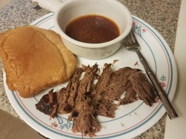 Bir tabak rosto, ekmek ve sos.