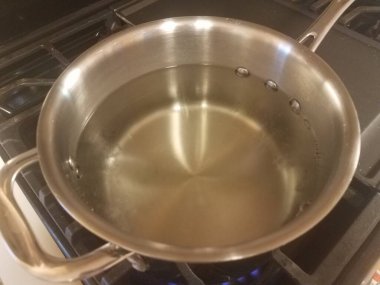 Sobanın tepesinde bir tencere su