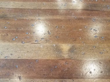 cilalanmış kahverengi ahşap masa veya çukur ya da girintili yüzey