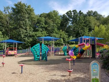 Parkta çok renkli oyun yapıları var.