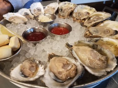 Bir tabak buzlu istiridye ve sos.