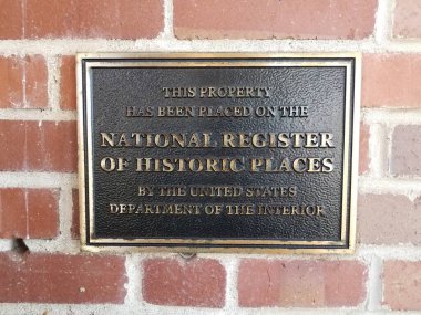 Kırmızı tuğla duvarda ulusal tarihi yerler plaketi